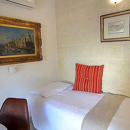 Gianluis Bed & Breakfast 4*